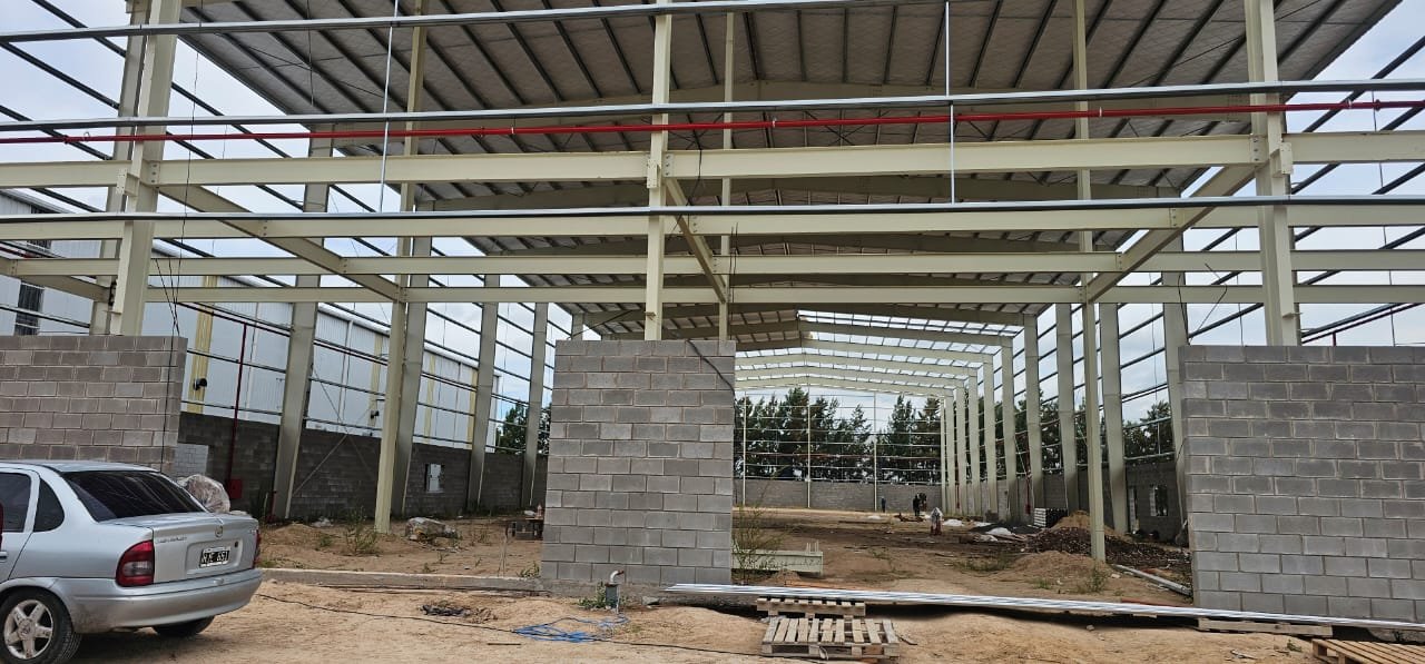 Depósito industrial en estructura de alma llena
