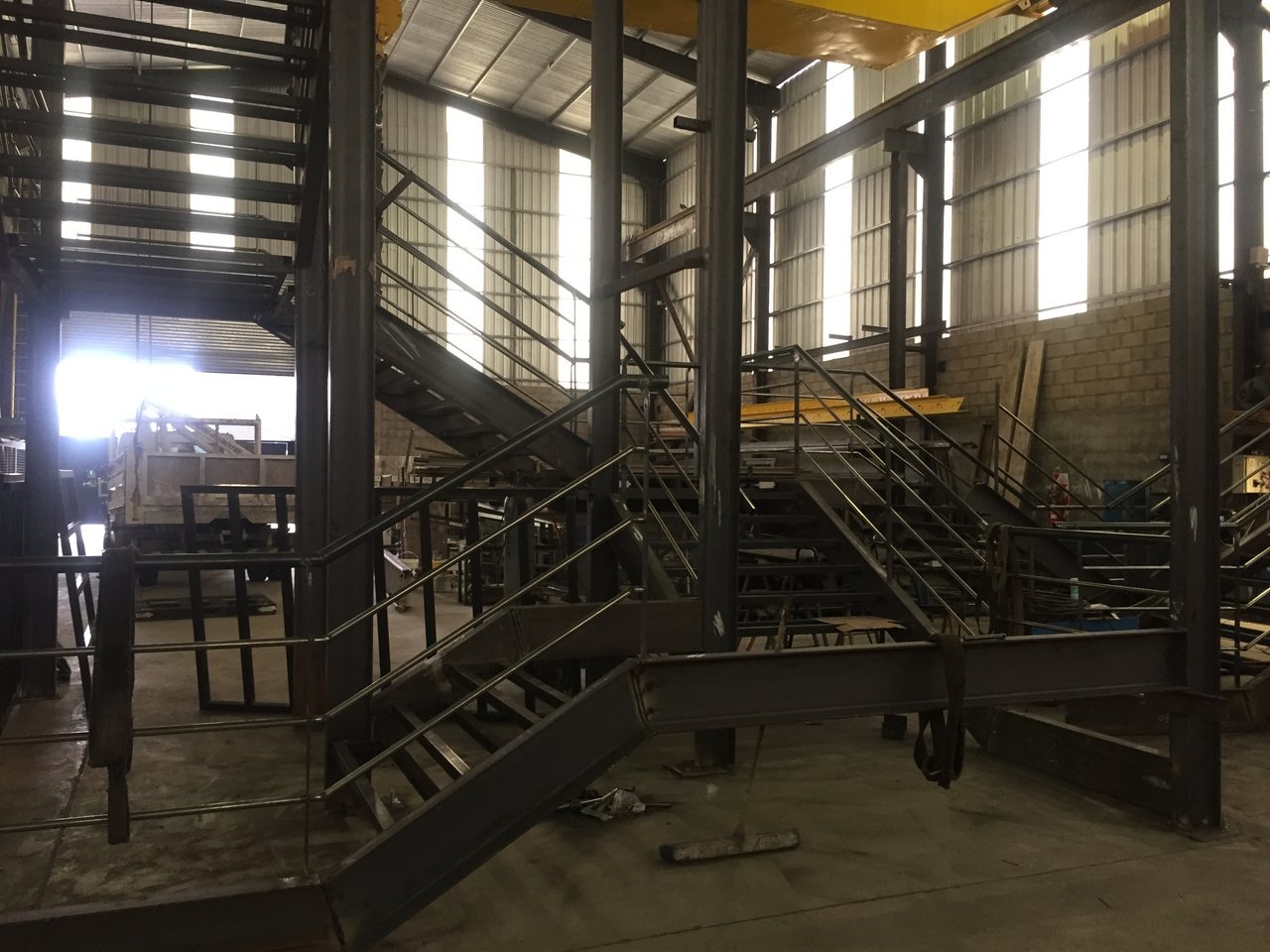 Escalera de emergencia y marquesina — PECAM