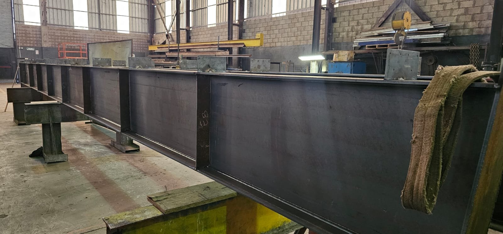 Perfiles de alma llena fabricados, listos para montar