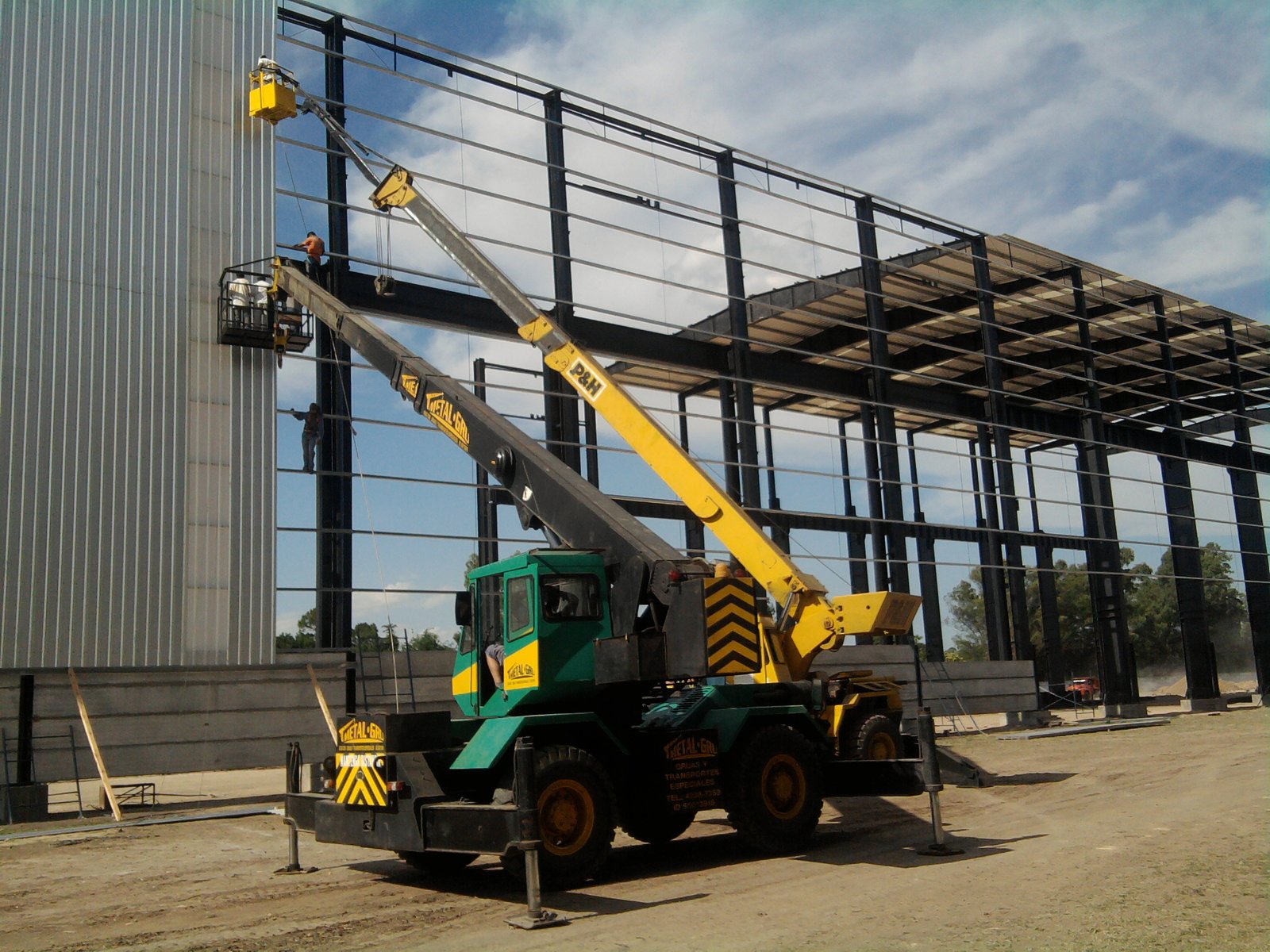 Grúa izando estructura metálica en obra